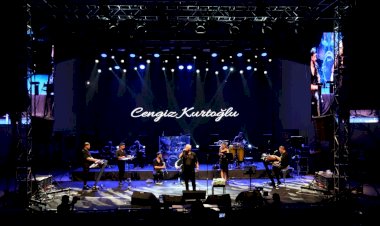 Akşehir’de Nostalji Dolu Gece; Cengiz Kurtoğlu Sevenleriyle Buluştu