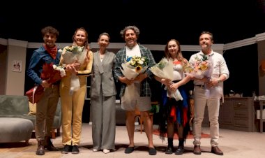 Ev Hali Sahneye Taştı, Seyirci Kahkahaya Boğuldu