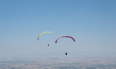 Akşehir Semaları Renklendi: Paraşüt Yarışması Başladı