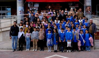 Cumhuriyet Bayramı Coşkusu Kırsaldaki Öğrencilerle Buluştu Akşehir Belediyesi’nden 400 öğrenciye anlamlı sinema etkinliği!