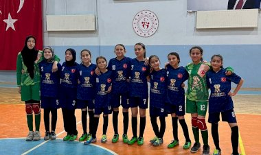 Engili Hasan Doğan Ortaokulu Futsal’da İlçe Zirvesinde
