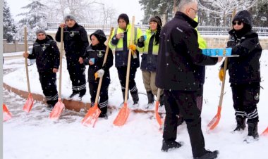 Karla Mücadele Ekiplerine Salep İkramı