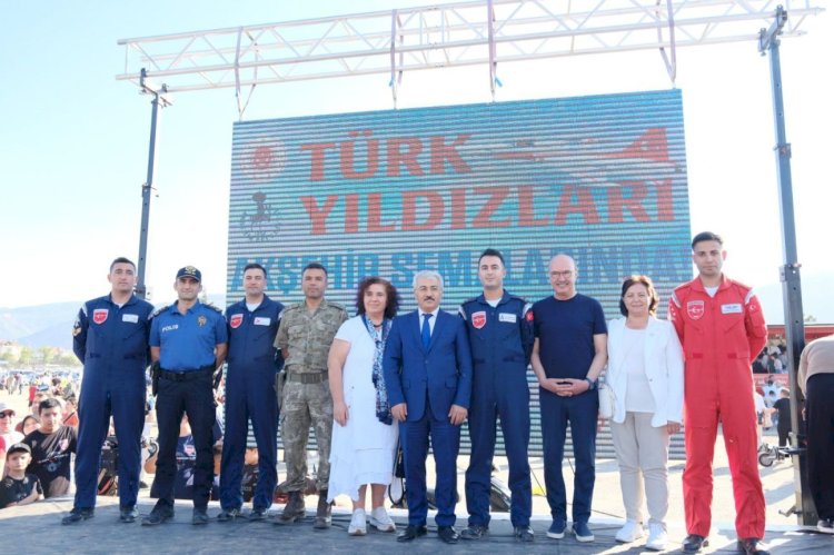 Türk Yıldızları Akşehirlileri Selamladı