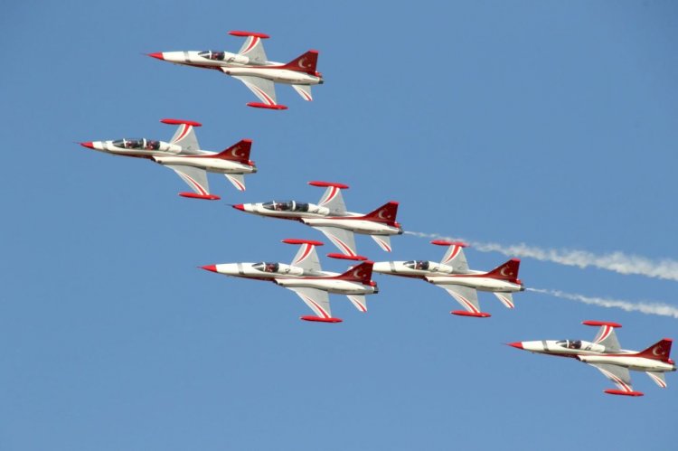 Türk Yıldızları Akşehirlileri Selamladı