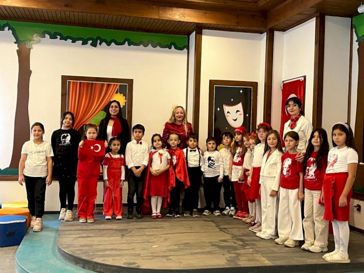 Cumhuriyet Coşkusu Tiyatro Sahnesinde Canlandı