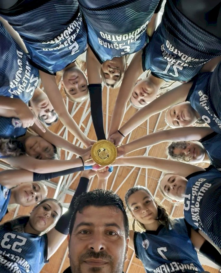 Bahçelievler Ortaokulu’ndan Voleybolda Namağlup Şampiyonluk