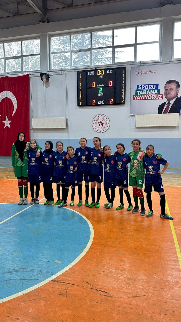 Engili Hasan Doğan Ortaokulu Futsal’da İlçe Zirvesinde
