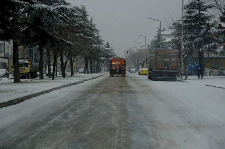 Akşehir Belediyesi’nden Kar ve Buzlanmaya Karşı Kesintisiz Mücadele