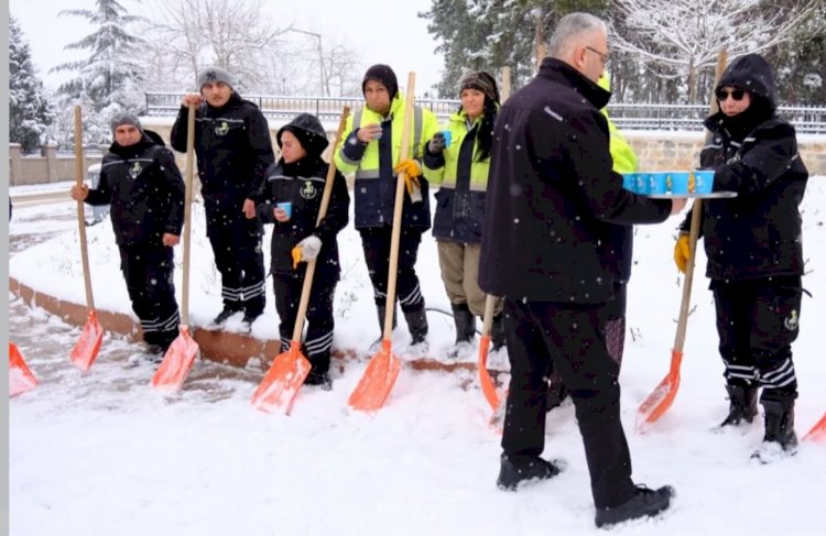 Karla Mücadele Ekiplerine Salep İkramı