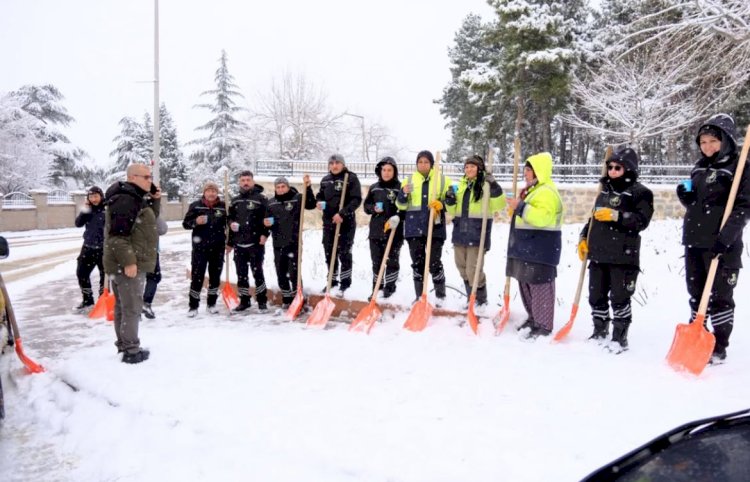 Karla Mücadele Ekiplerine Salep İkramı